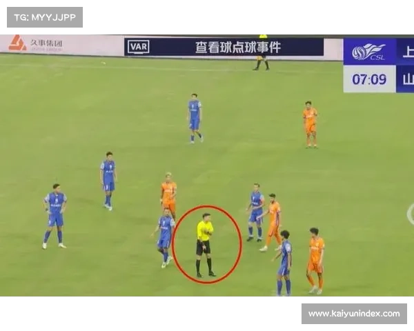 VAR系统升级:主裁与视频裁判对话将全程公开播放 VAR系统升级:主裁与视频裁判对话将全程公开播放