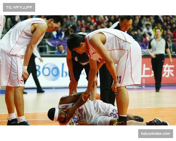 VAR长时间介入检查一次禁区内的疑似犯规，防守球员与裁判耐心沟通解释自己先触到球的细节